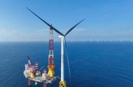 全国首个18兆瓦级规模化海上风电项目首台机组成功吊装